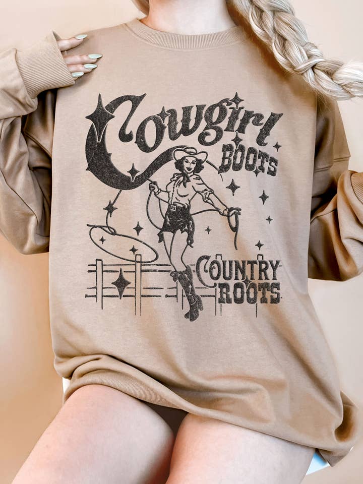 SUDADERA DE FELPA ESTAMPADA DE GRAN TAMAÑO CON ESTAMPADO COUNTRY ROOTS COWGIRL BOOTS para venta al por mayor de Rustee Clothing