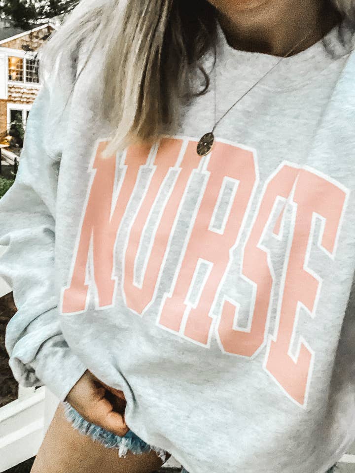 Felpa Nurse Block in Grigio Cenere per la vendita all'ingrosso da parte di Girl Tribe Co