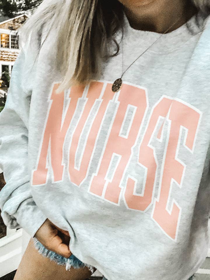 Sygeplejerske Block Sweatshirt i Askegrå for engroshandel hos Girl Tribe Co