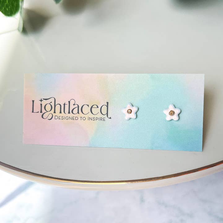 BLOOM | Boucles d'oreilles à tige en forme de mini-marguerites blanches et dorées pour la vente par Lightlaced