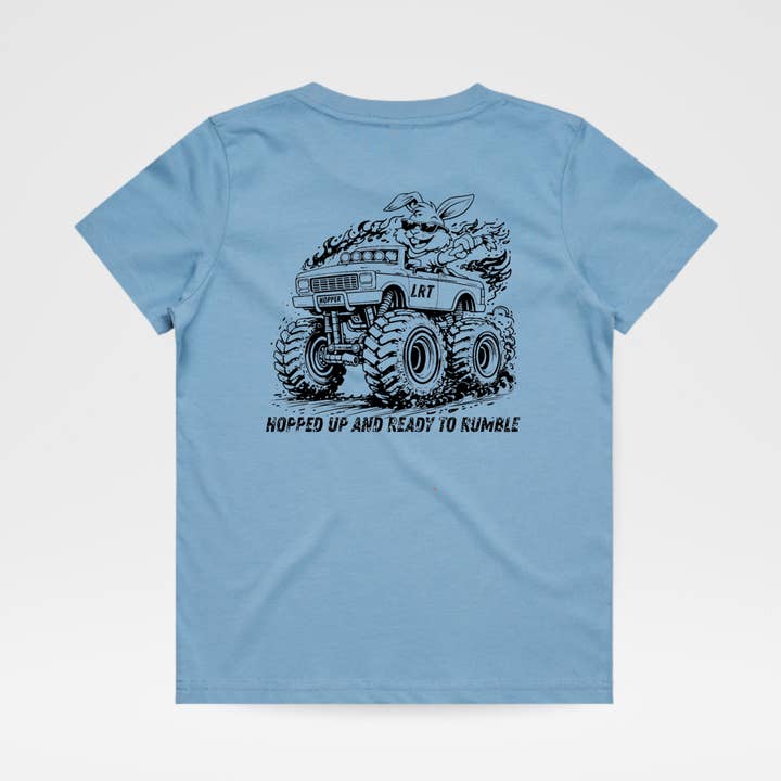 A CAMISOLA EGGSLAYER - AZUL NUVEM por atacado de Little Rad Things