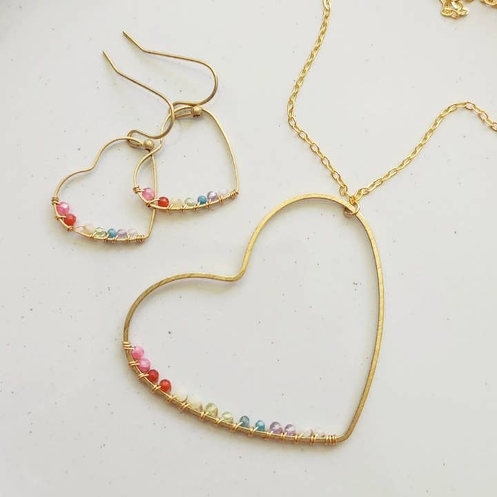 Sara Sela Jewelry - Venta al por mayor Pendientes colgantes - Pendientes colgantes de corazón con piedras preciosas arcoíris envueltas en alambre2