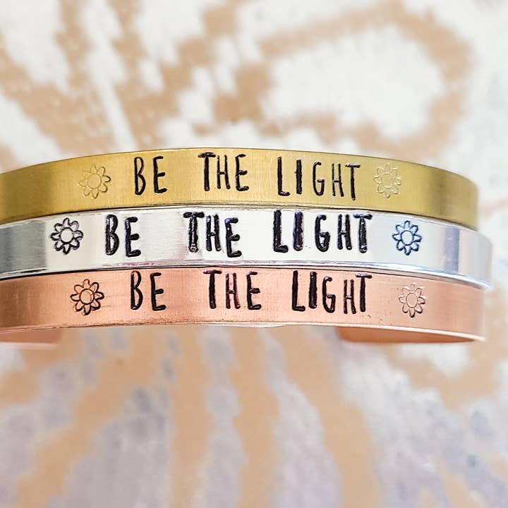 Bracelet Be The Light, manchette réglable, bracelet estampé pour la vente par MKayAccessories