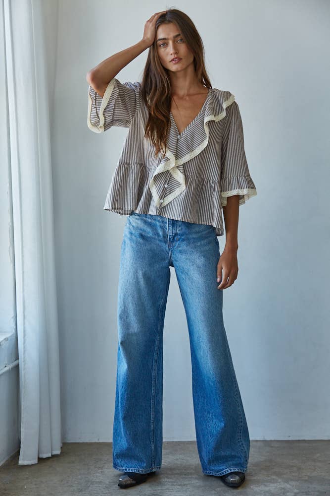 Grey L9000 | Gestreifte Bluse aus Baumwoll-Leinen mit Volant für den Großhandel auf Faire1