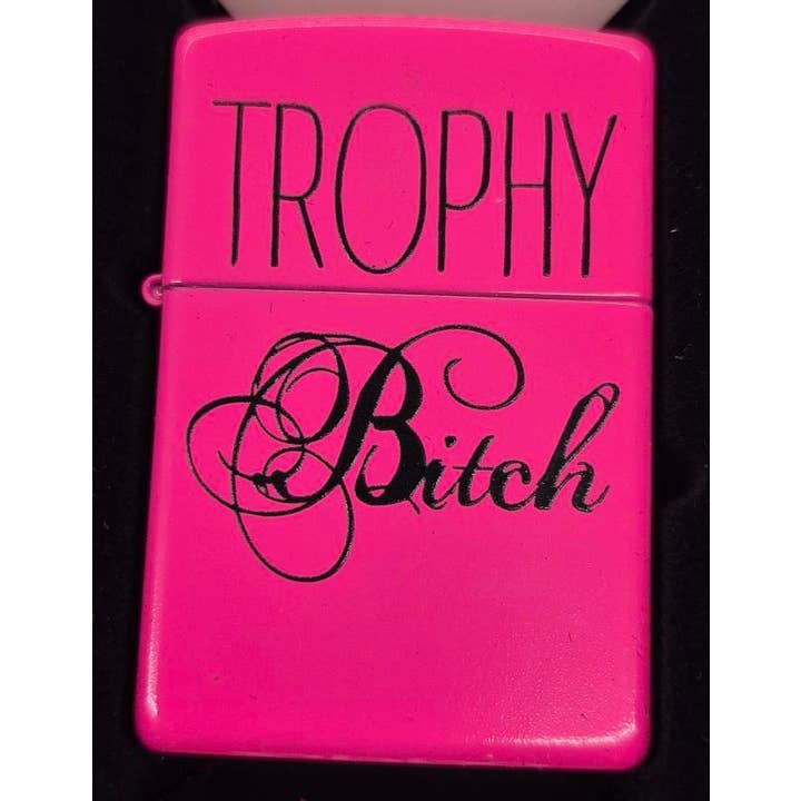 Encendedor Zippo Neon Pink Trophy Bitch para venta al por mayor de Lighter King