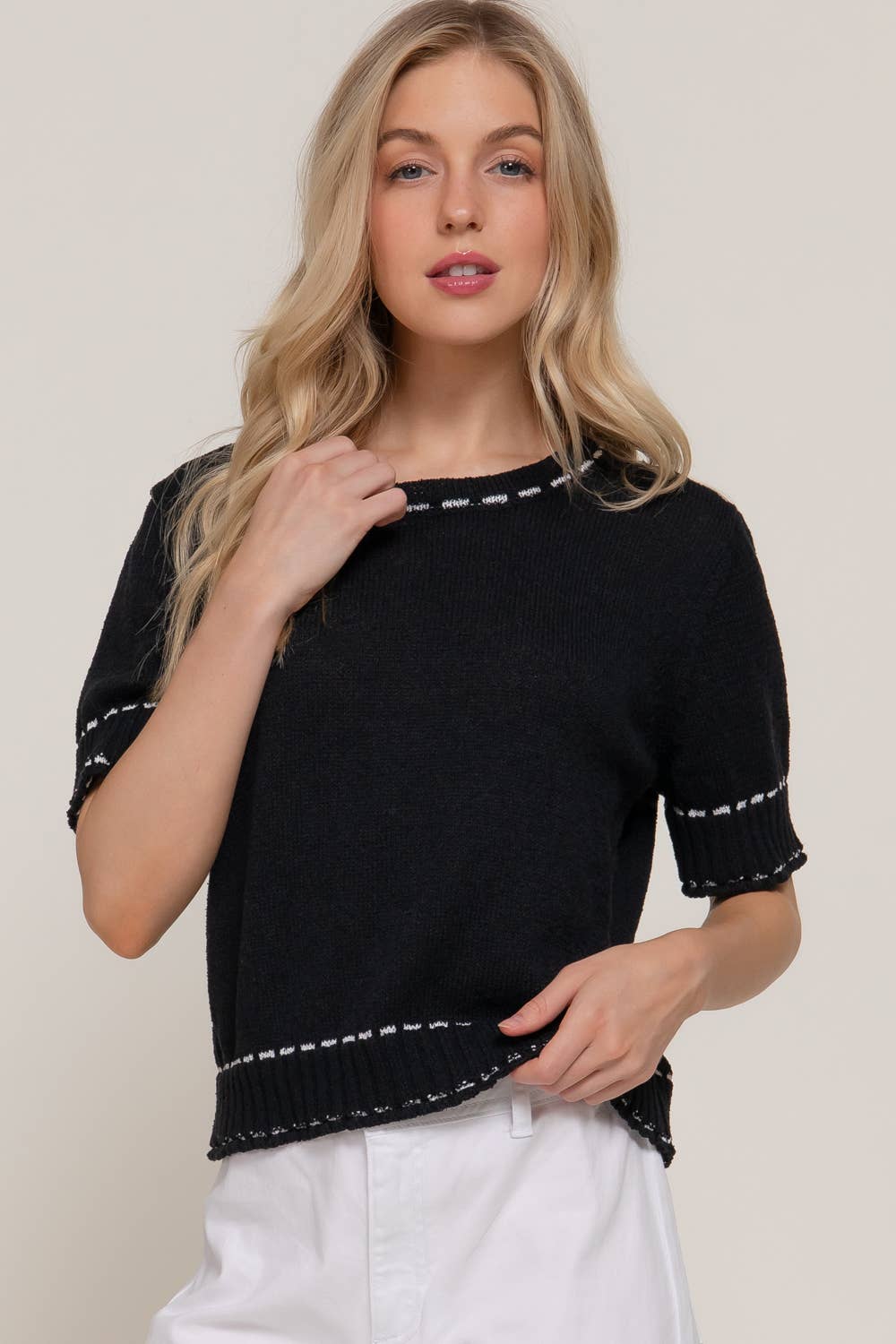 Active Basic | Active USA - Wholesale Gebreide top - Dames - Korte Mouw Ronde Hals Trui met Contrasterende Kleur Stiksel0