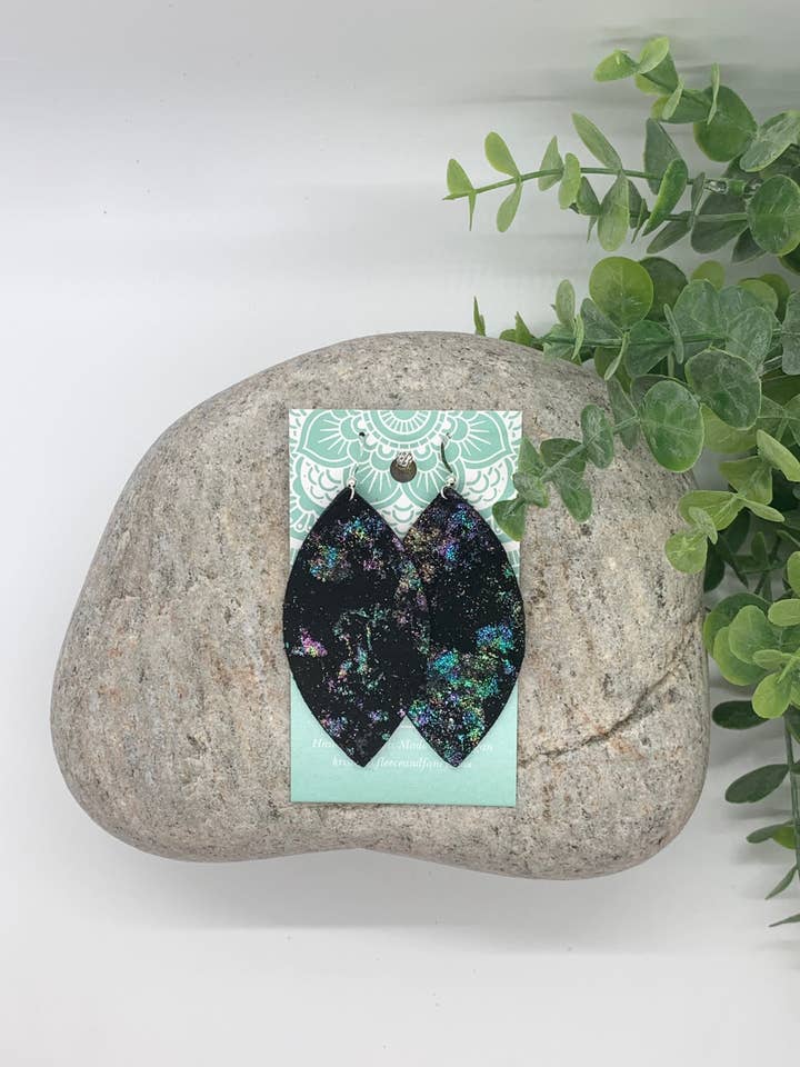 Brincos de couro iridescentes da aurora boreal por atacado de Fleece & Fancy