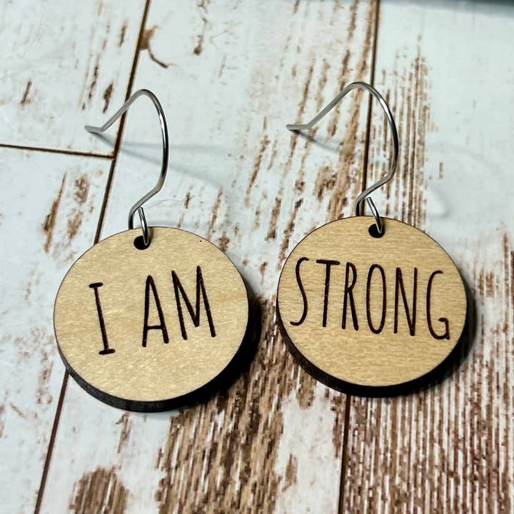 Bekræftelsesøreringe - Lasergraveret træ for engroshandel hos Madelyn Louise Ink