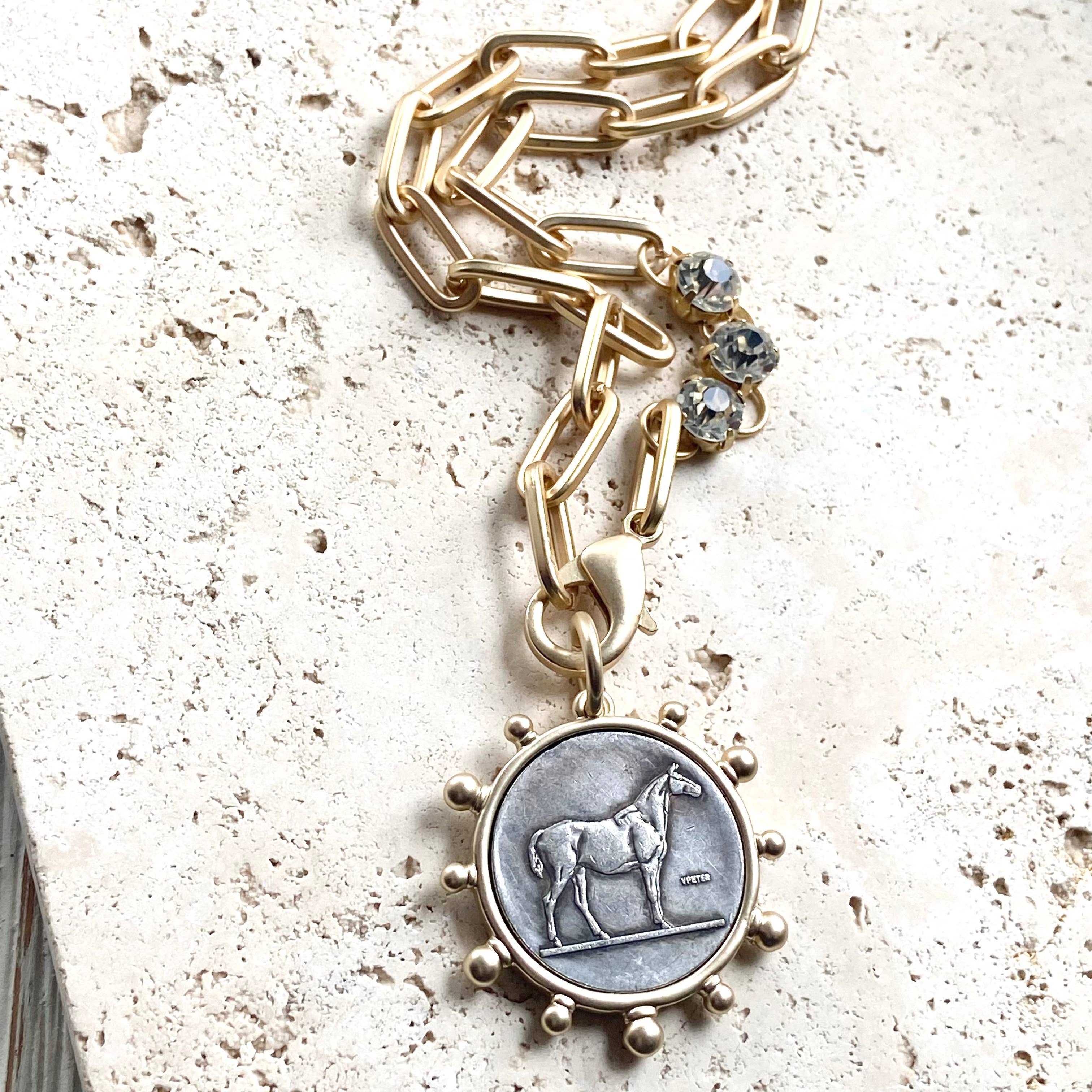 VB&CO Designs Handmade Jewelry - Vente Colliers à pendentif - Médaillon représentant un cheval, une reine de l'équitation et une abeille6