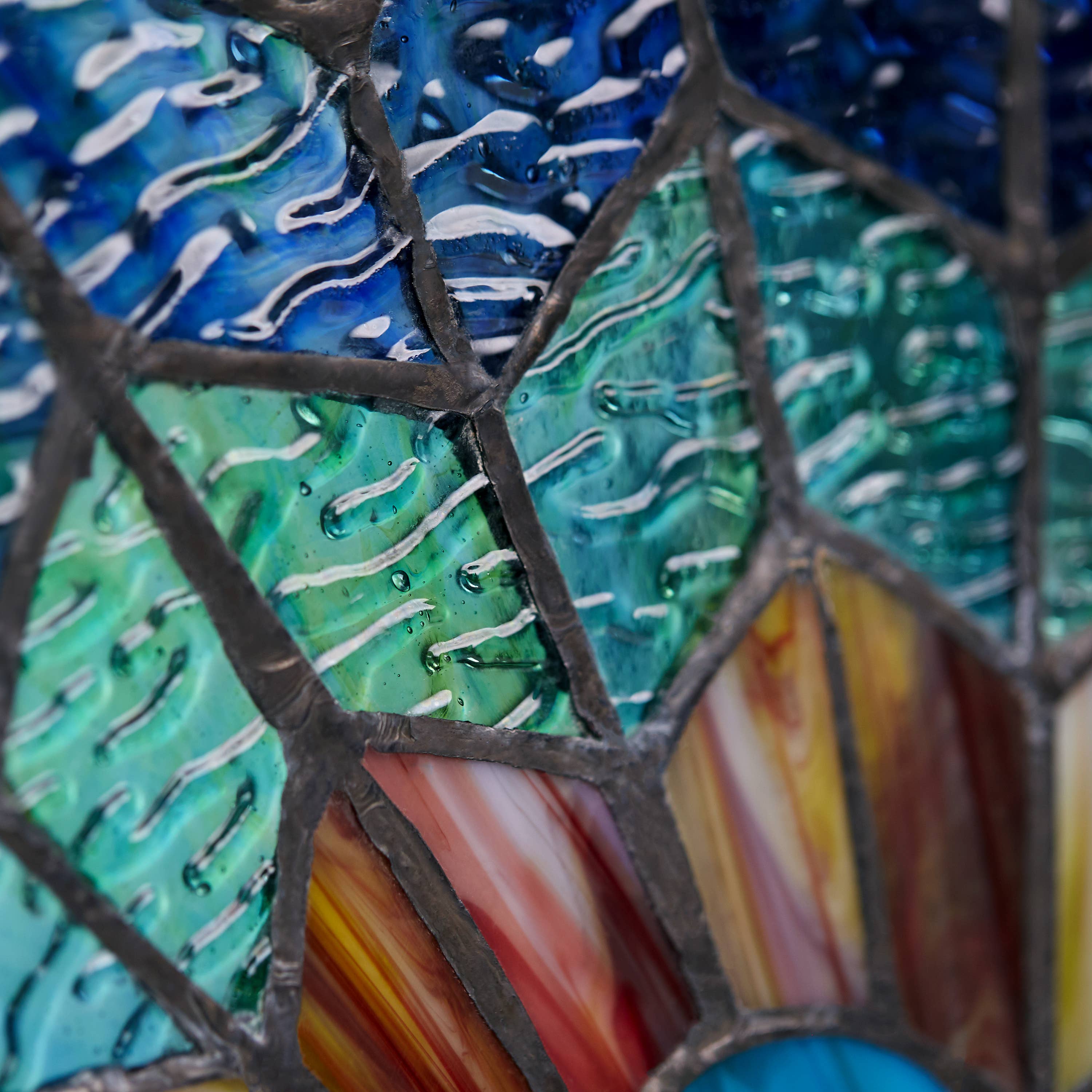 River of Goods - Vente Attrape-soleil - Panneau de vitrail bleu paon Presley de 24 po H10