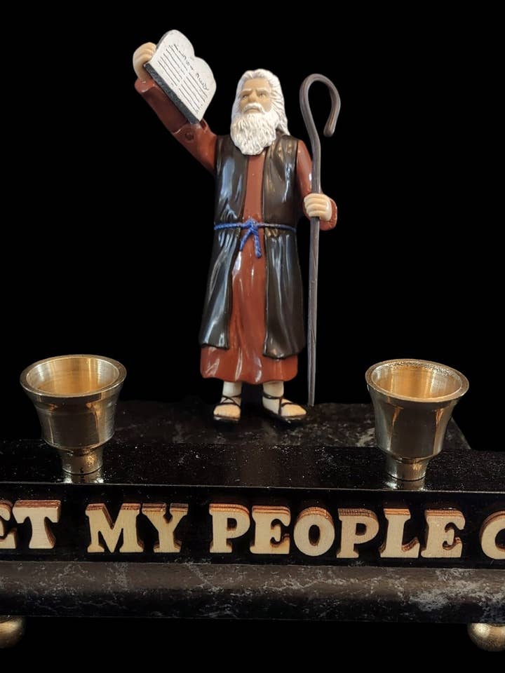 Moisés Ucrania Deja ir a mi pueblo Portavelas de Shabat para venta al por mayor de Eclectic Judaica