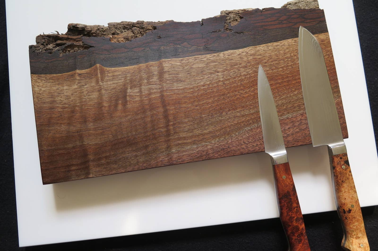 Ikigai Knives - Venta al por mayor Almacenamiento de cuchillos - Soporte magnético para cuchillos en nogal americano con borde natural y corteza4