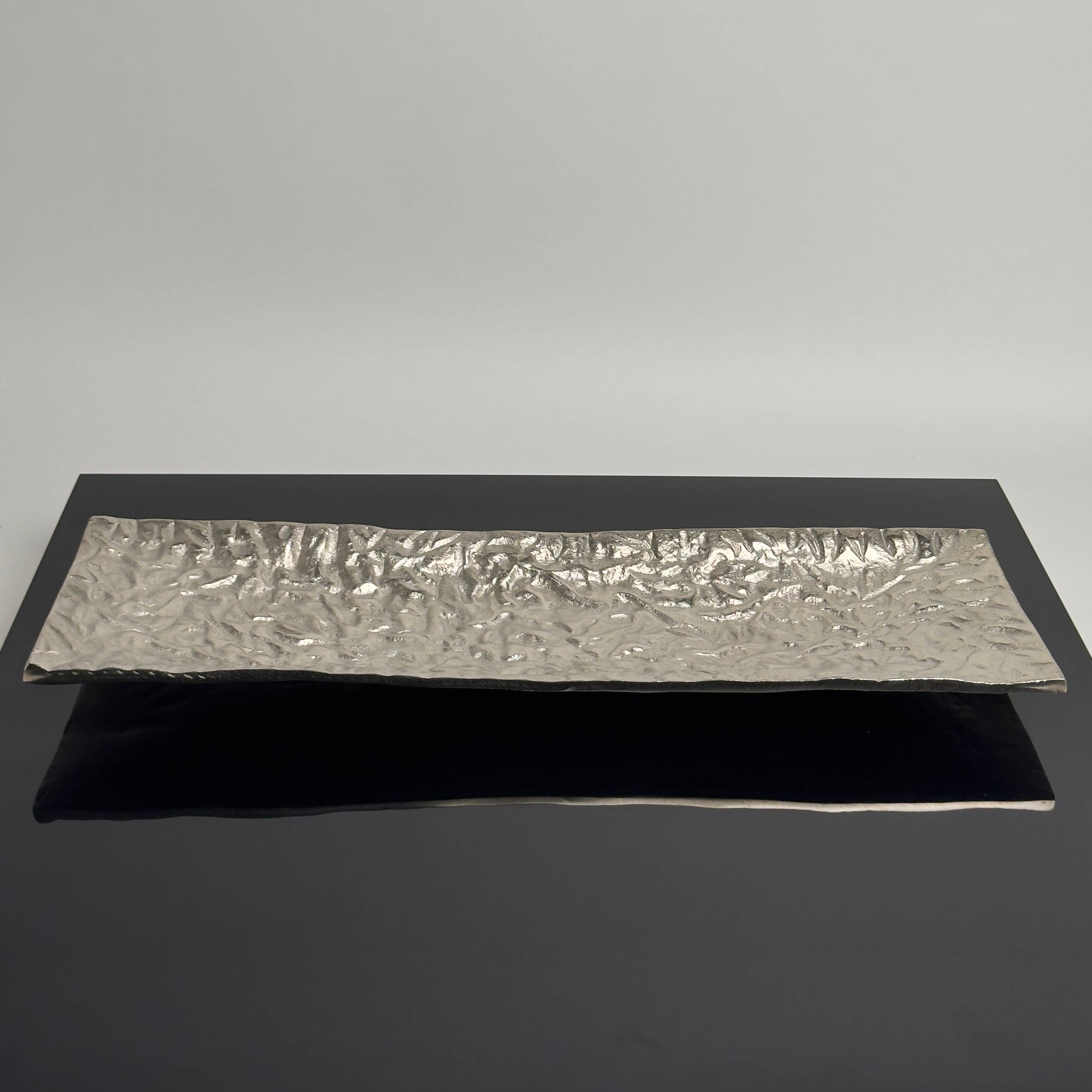 India Handicrafts Inc - Wholesale Decorative Tray - Textured Aluminum Tray1