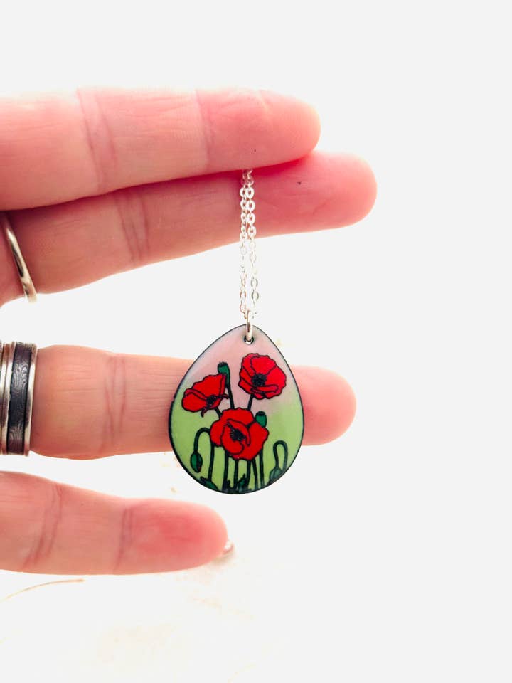 Collier Pendentif Coquelicot, Émail Rose et Vert pour la vente par Magpie Mouse Studios