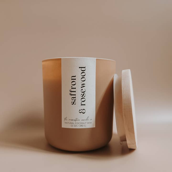 Bougie en cire de coco naturelle au safran et bois de rose avec mèche en bois pour la vente par The Moonstone Candle Co.
