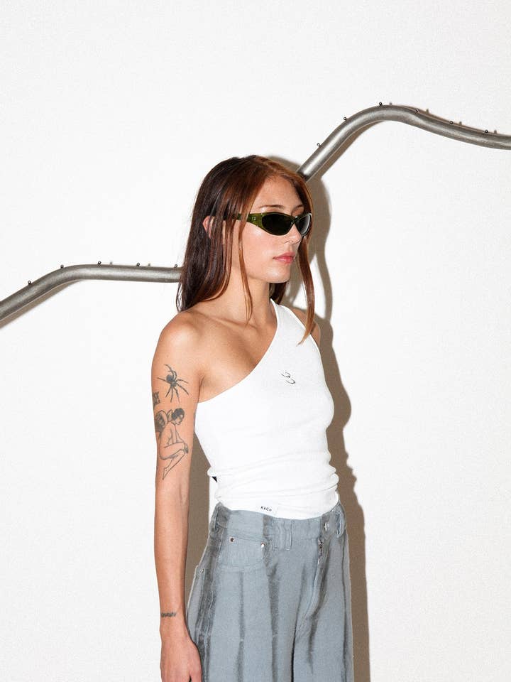 Wit Geribde tanktop met één schouder en piercings in wit voor groothandel op Faire