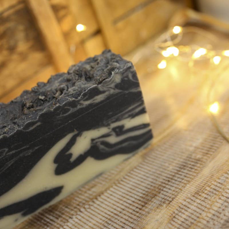 Ethike.eu – sabonete sólido por atacado – Sabonete Artesanal de Azeite com Carvão e Leite de Cabra1