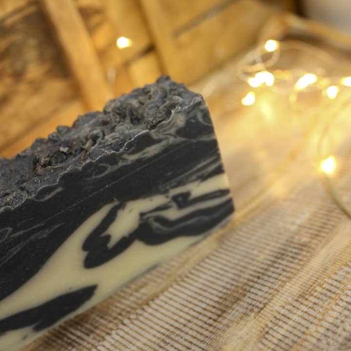 Ethike.eu – sabonete sólido por atacado – Sabonete Artesanal de Azeite com Carvão e Leite de Cabra1