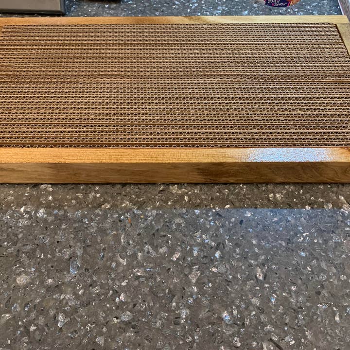 Cat Scratcher Guy - Venta al por mayor Rascador - Gatos - Rascador ancho de madera para gatos hecho a mano