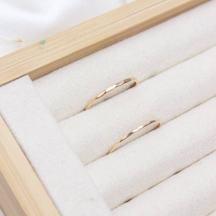 Ultra tyndt hamret bånd for engroshandel hos Hope Noel Jewelry