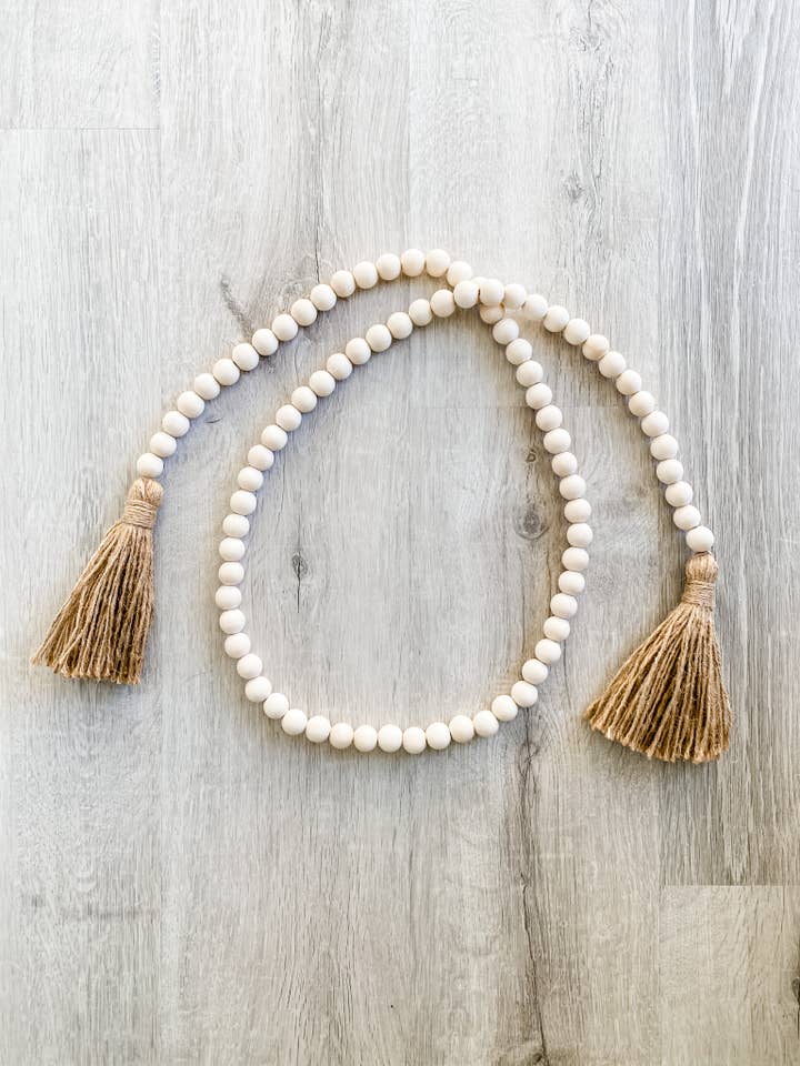 Guirlande de perles en bois pour la vente par Paper + Pallet