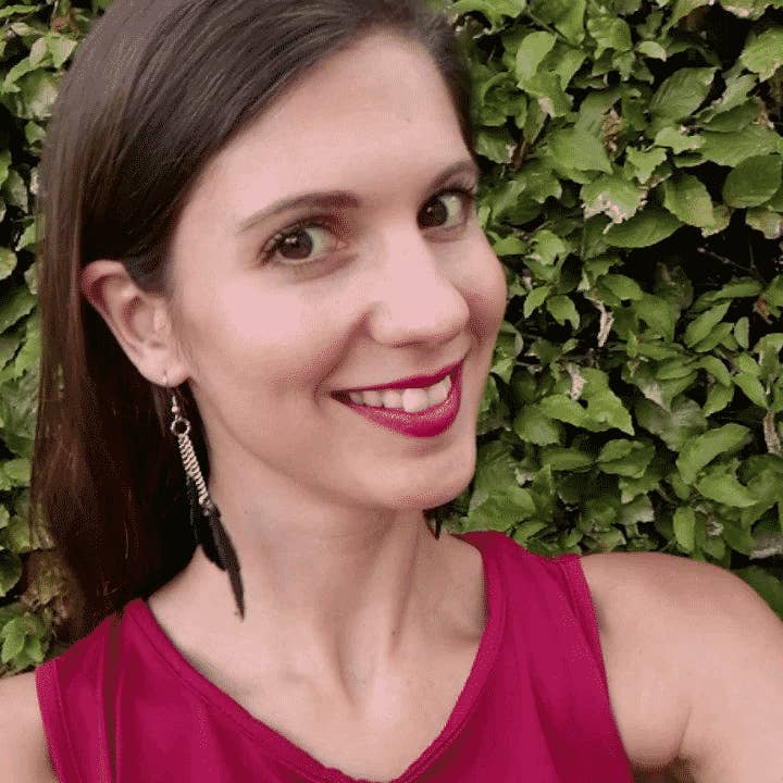 Schwarz Hängende Feder-Ohrringe aus recyceltem Gummi für den Großhandel auf Faire3