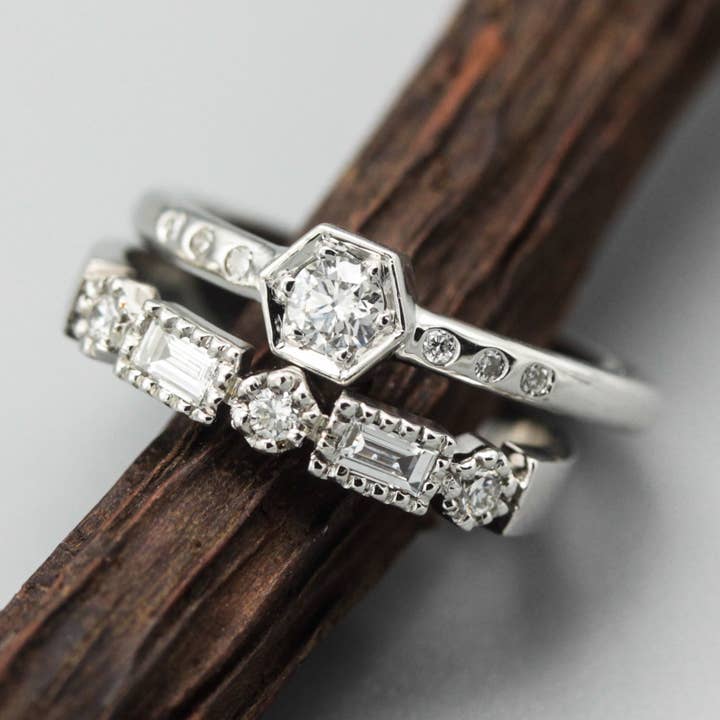 Set di Anelli di Nozze con Diamante, Castone e Griffe, Fascia in Oro Bianco per la vendita all'ingrosso da parte di Metal Studio Jewelry