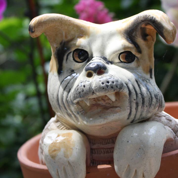 Mad Monk Art – Großhandel Gartendeko/-schmuck – Bull Dog — The Original Blumentopf Watchers Clay Garden Art