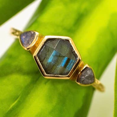 Baizaar – Großhandel Mehrsteinige Ringe – Labradorit-Sechseckring aus Messing0