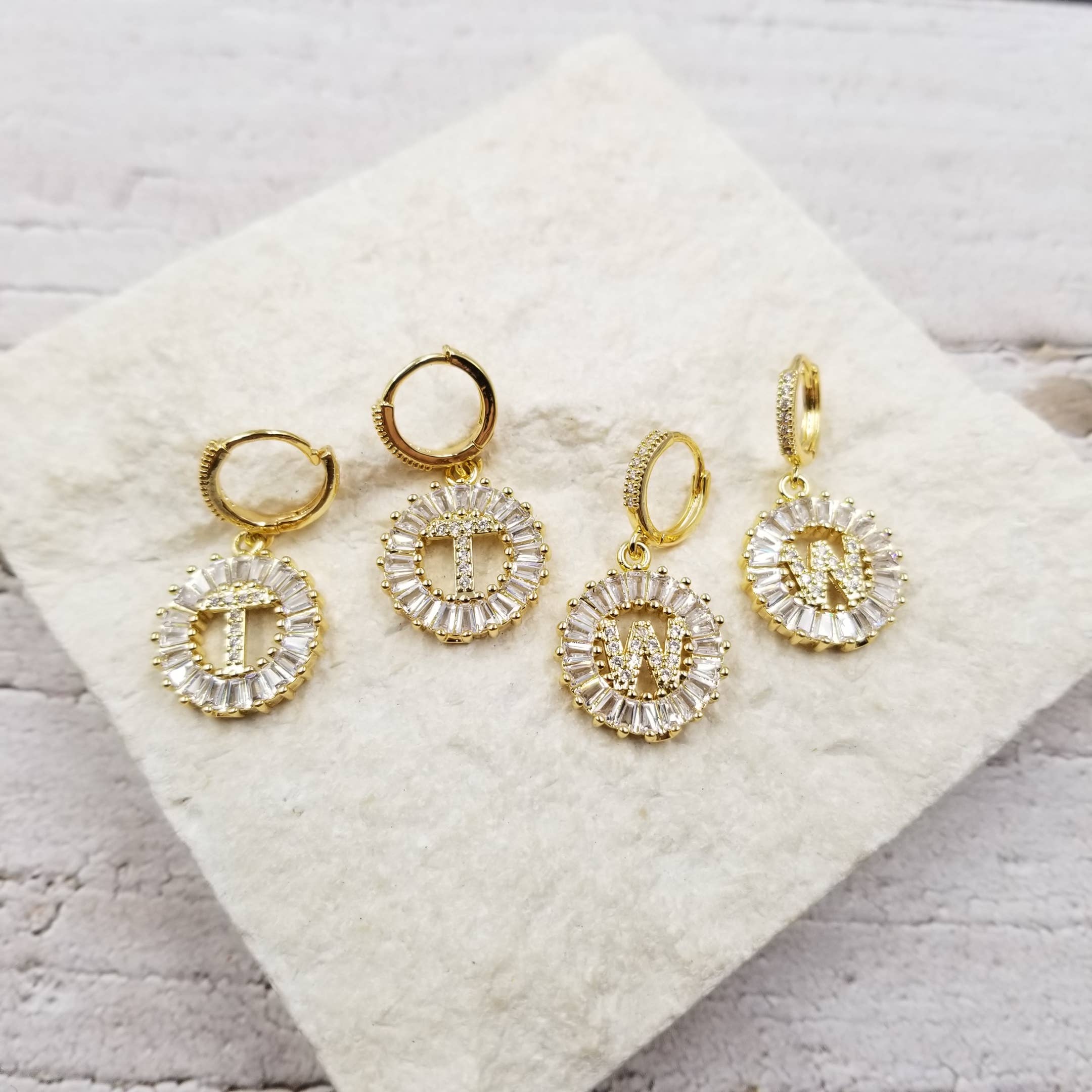 Treasure Wholesale – Brincos de argola por atacado – Brincos Pendente Inicial em Forma de Sol Radiante0