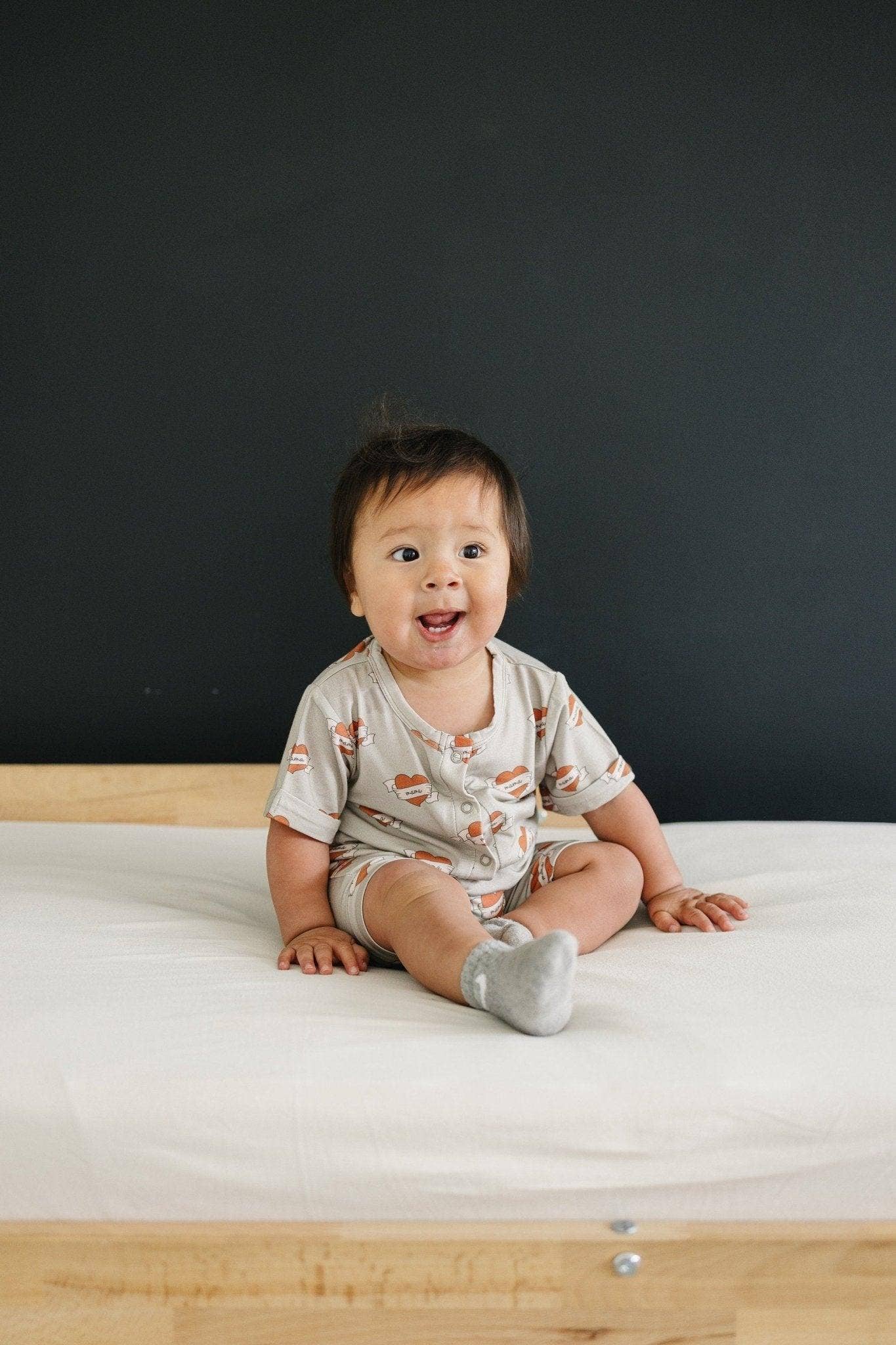 Little Joy Co. - Vente Barboteuse – bébé - Barboteuse Henley en bambou Mama Tattoo Hearts7