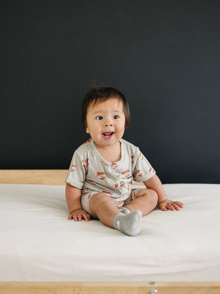 Little Joy Co. - Vente Barboteuse – bébé - Barboteuse Henley en bambou Mama Tattoo Hearts7