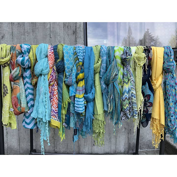 Chloe & Lex - Wholesale Scarf - Women's - Warehouse-Clearout Scarf Bundles – 20 Scarves for $69