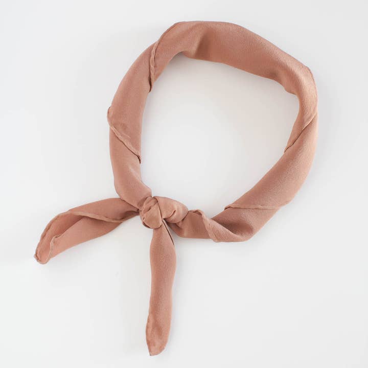 Sciarpa in seta lavabile 'The Scout' in oro rosa per la vendita all'ingrosso da parte di Tono + Co