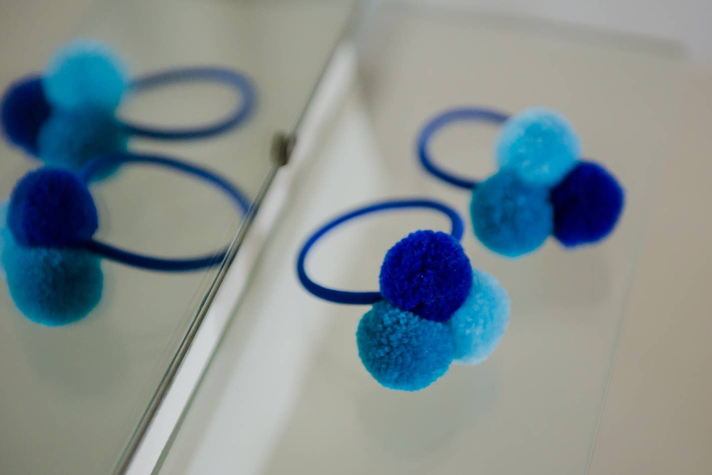 PomPom Galore – Engroshandel Hårbånd - Dame –  Pom Pom Hair Elastic Trio Blue2