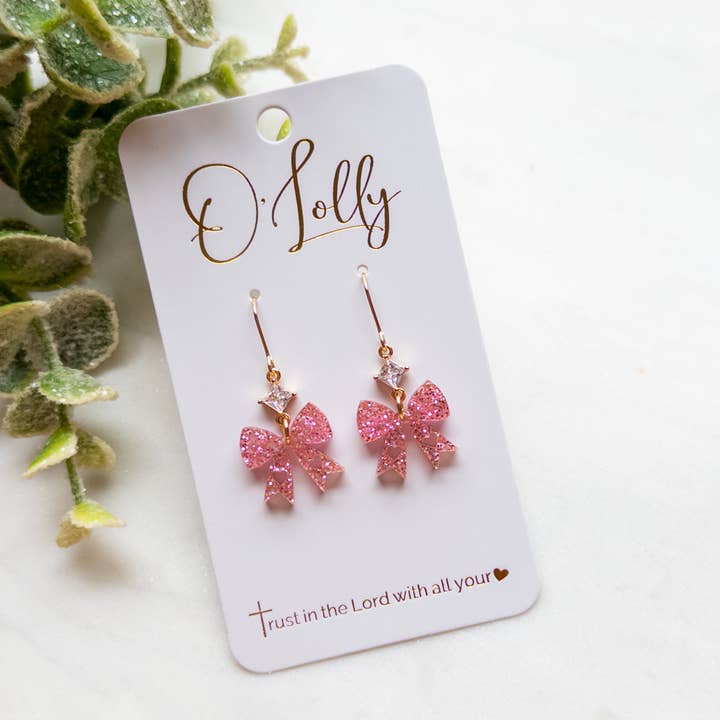 Connecteur CZ avec petites boucles d'oreilles en acrylique rose en forme de nœud pour la vente par O’Lolly Jewelry
