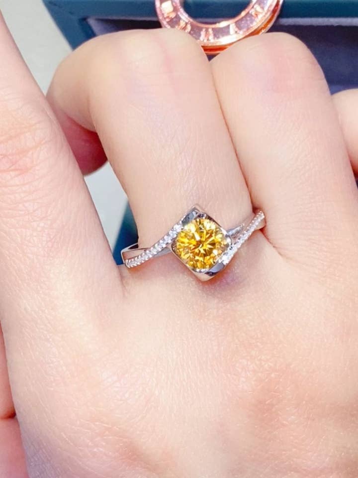 1 karaat gele briljant rond geslepen Moissanite pure sterling zilveren ring voor wholesale door Sparkala