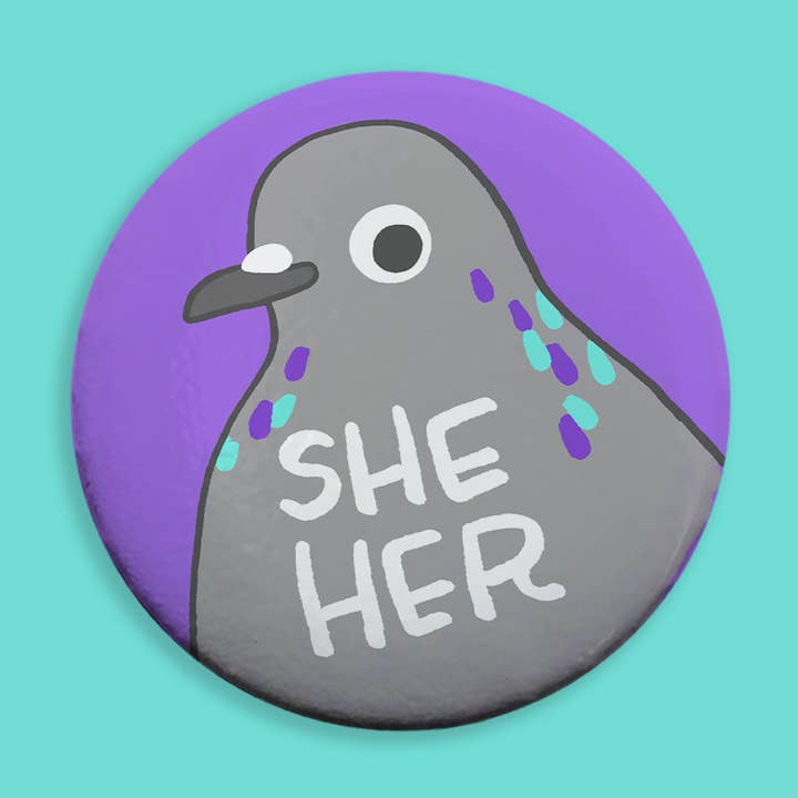 Sie/Ihr Pronomen Button - Taube für den Großhandel von Kestrop Studio