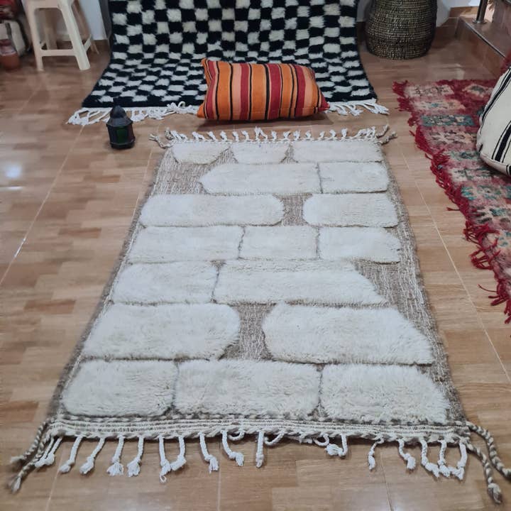 Alfombra Auténtica de Lana Beni Ourain Anudada a Mano 150×250 cm 410 para venta al por mayor de Maroccarpets Poufs and pillows wholesale +31648976894