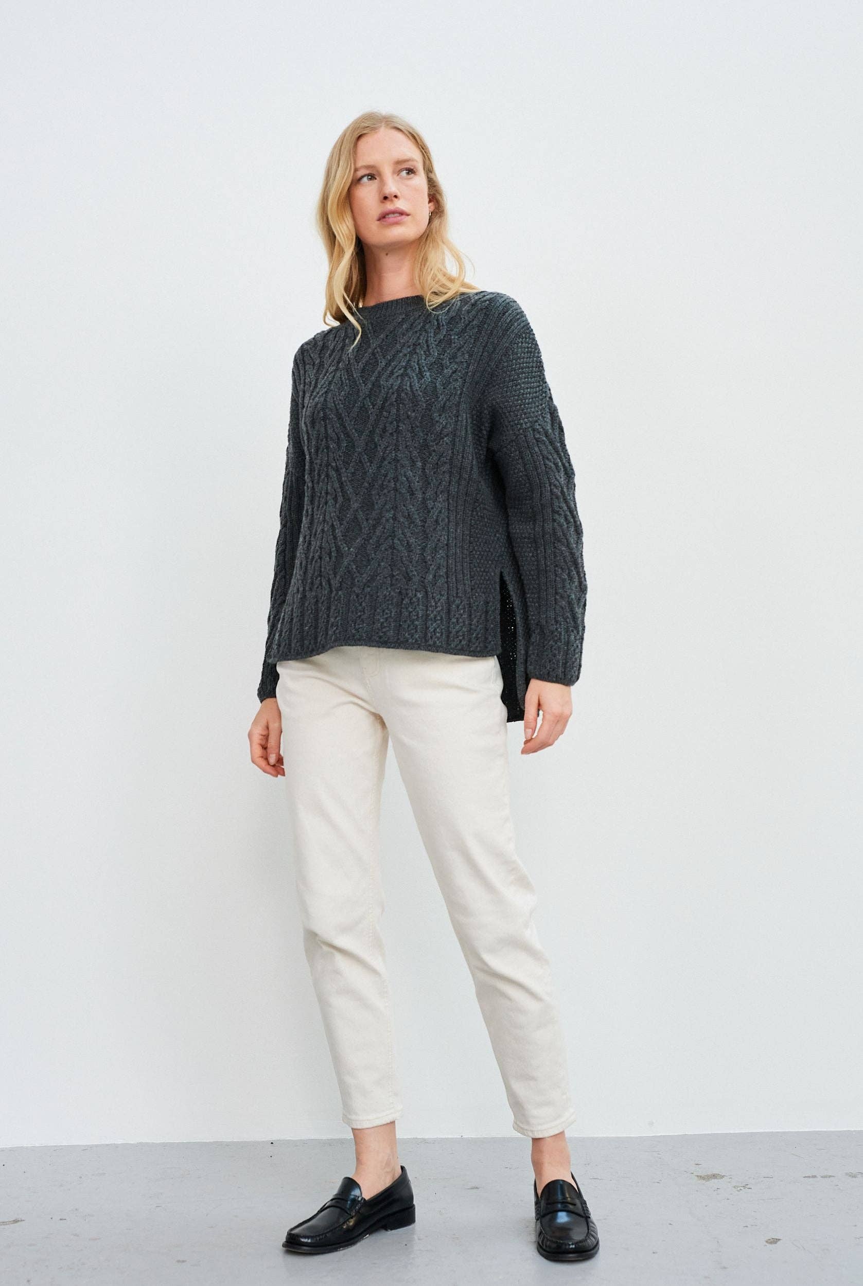 Aran Woollen Mills – Großhandel Strickpullover – Damen – Aran Tully Box Pullover – Schiefergrau2