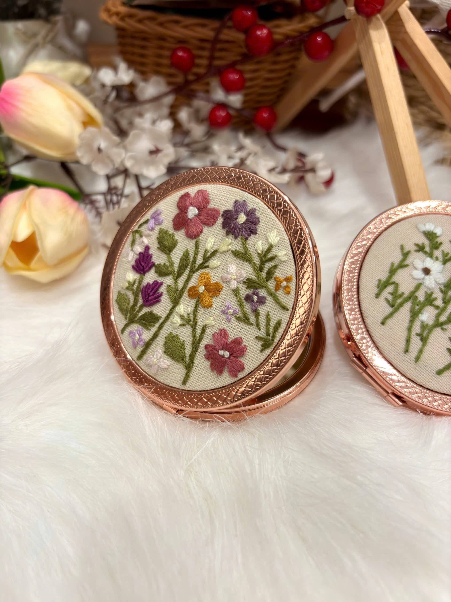 Maple Dream Store – Engroshandel Kompaktspejl – Premium Vintage Blomstret Håndbroderet Lommespejl15