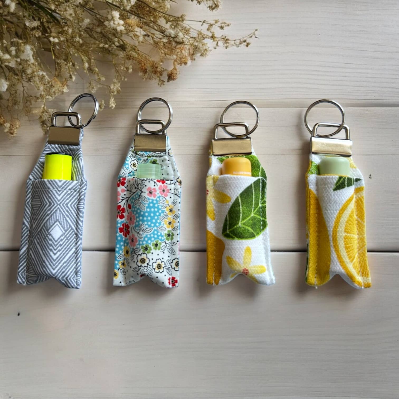 Jolly Bundles - Vendita all'ingrosso Custodia per burro di cacao - Porta balsamo per le labbra con stampa limone e anello porta chiavi1