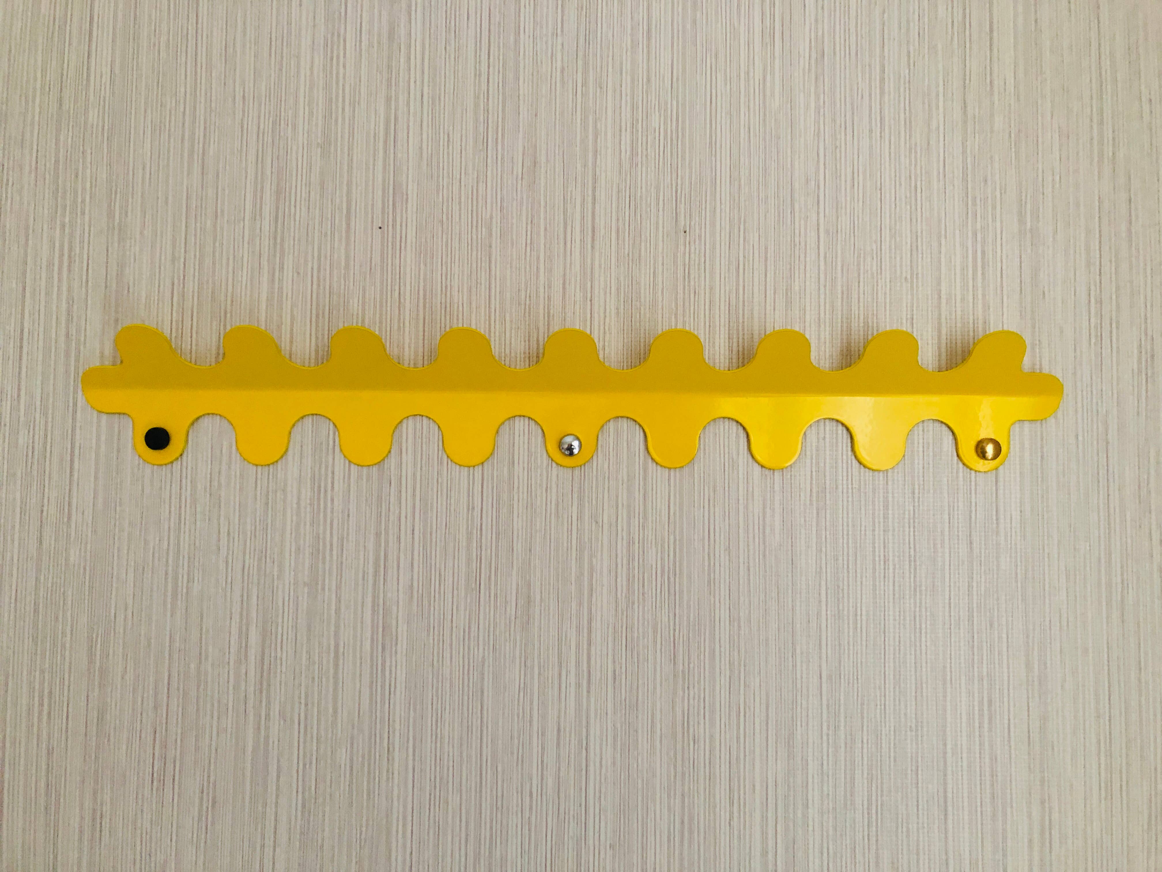 CosyDecorArt – Großhandel Wandhaken – Wiggle Metallbügel, Schnörkelgarderhaken, Wackelwandhaken, schwarzer, gelber, weißer Farbaufhänger für den Eingangsbereich, strapazierfähig8