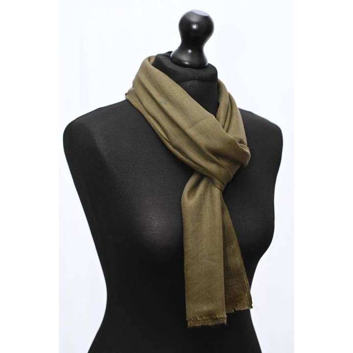 Armygrønt smukt håndvævet blødt silkeuldtørklæde for engroshandel hos Hydestyle London