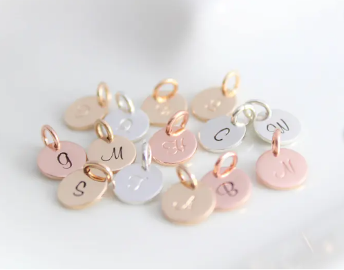 Mytinystarshining - Vente Breloques/médailles personnalisées - Breloque initiale en or rose 14 carats, or 14 carats ou argent sterling1