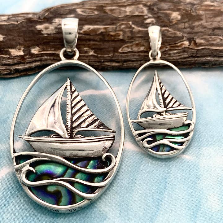 Pendentif Open Seas en argent sterling et coquillage en forme de voilier (petit) pour la vente par Goddess Design Studio