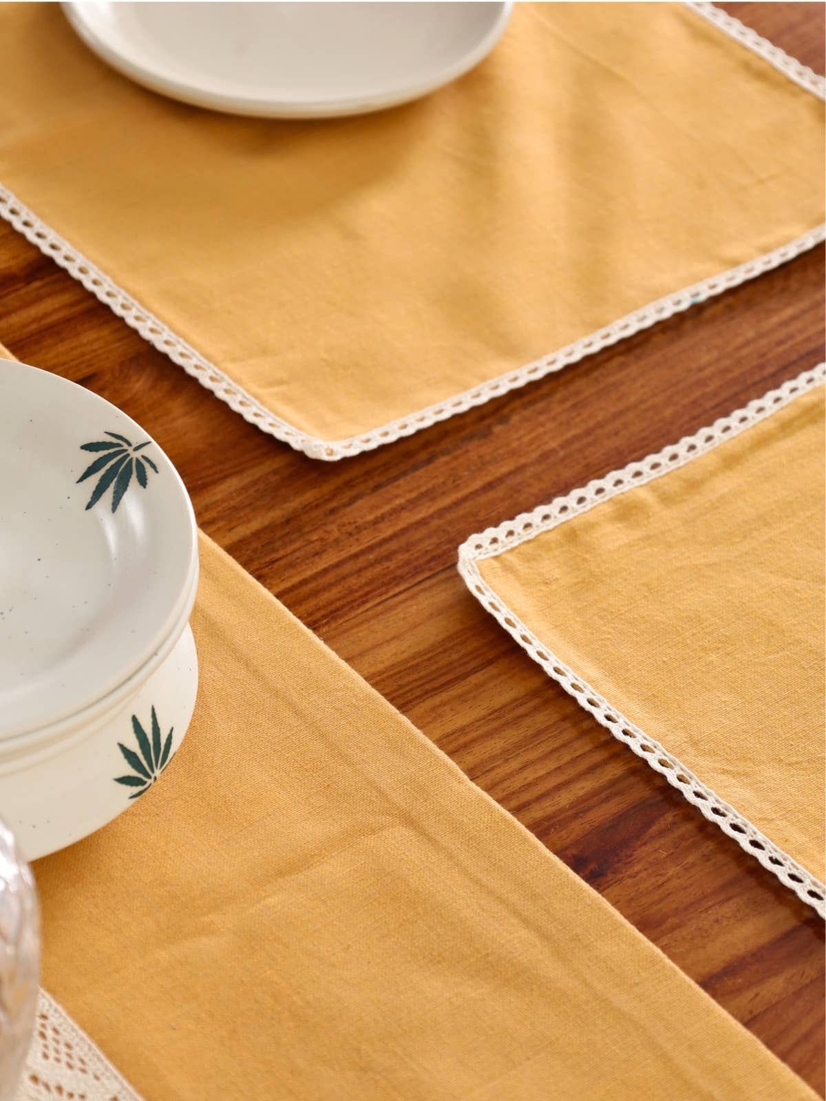 Mela Artisans - Vente Sets de table - Sets de table en crochet de coton moutarde et blanc cassé (30 cm x 45 cm)1