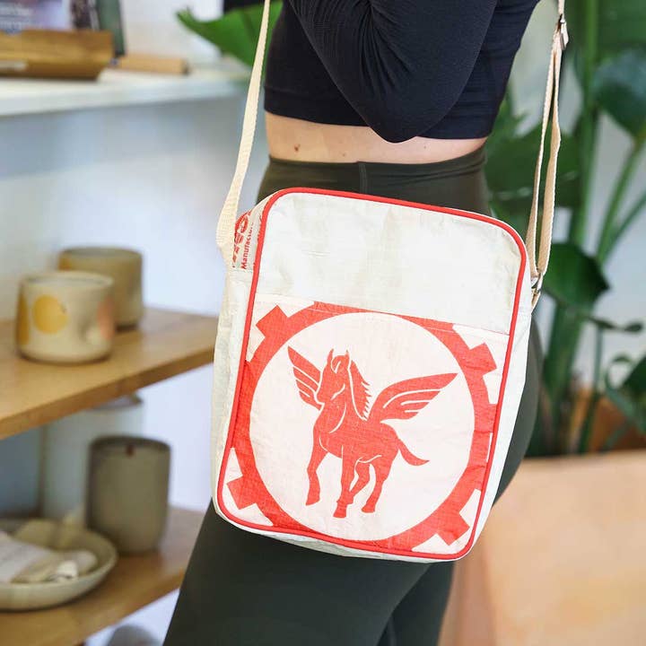 Malia Designs - Vente Sac à bandoulière – femme - Sac à bandoulière recyclé Pegasus - Joli sac de voyage1