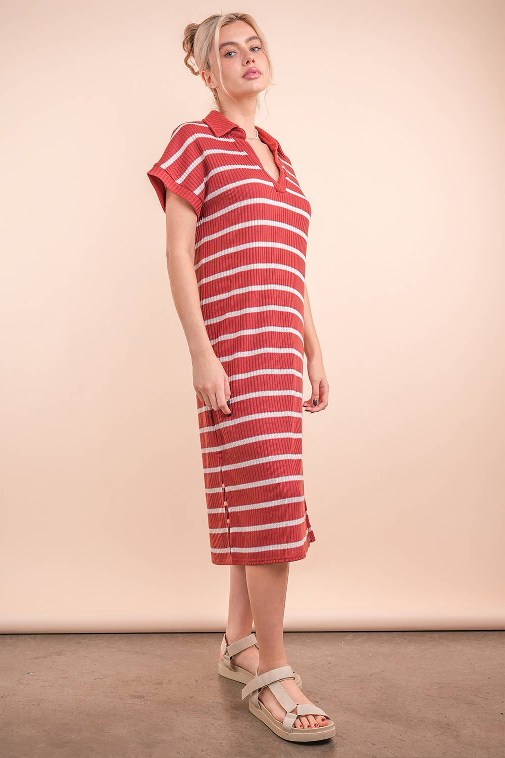 ROST/HAVREGRYN ND31647-Oversized stickad midiklänning med krage och ränder för wholesale på Faire10