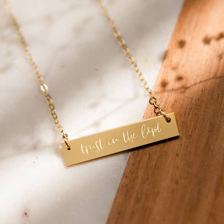 Vertrouw op de Lord Bible Gold Filled Bar Christian Necklace voor wholesale door Zen and Zuri